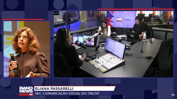 Secretária de comunicação do TRE-SP, Eliana Passarelli, e estúdio da emissora Band News FM com t...