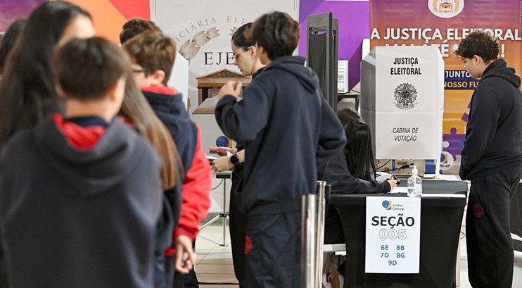 Estudantes jovens em votação do grêmio no Colégio Mackenzie, com auxílio de servidores do TRE-SP