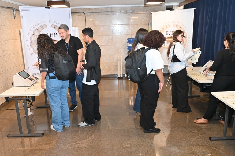 Dinâmica de votação com estudantes universitários no Tribunal paulista Dinâmica de votação com estudantes universitários no TRE-SP