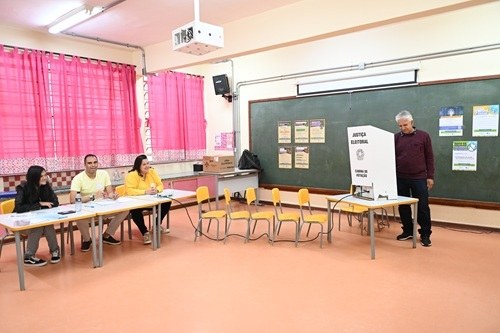 Direitos políticos: saiba o que diz a Constituição sobre a soberania popular O capítulo IV da Carta Magna dispõe sobre formas de participação popular, alistamento eleitoral ...