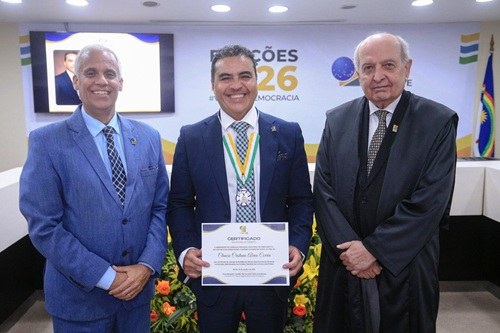 Diretor-geral do TRE-SP recebe Medalha do Mérito do Servidor Eleitoral no Recife Condecoração do TRE-PE reconhece trabalho e dedicação dos servidores da Justiça Eleitoral; diret...