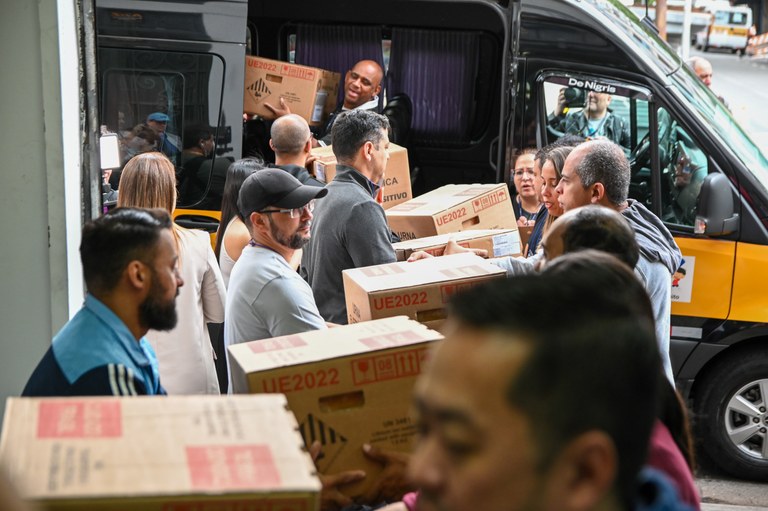 Após o recebimento das máquinas, seções são montadas pelos mais de 50 mil voluntários de apoio l...