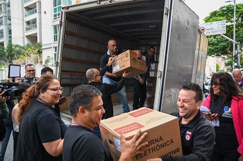 Eleições 2024: cerca de 115 mil urnas são enviadas aos locais de votação de São Paulo Após o recebimento das máquinas, seções são montadas pelos mais de 50 mil voluntários de apoio l...