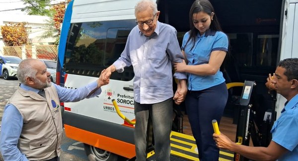 Eleitor de 98 anos utilizou transporte para votar em Sorocaba, com auxílio da 343ª Zona Eleitoral