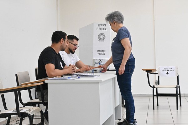 Eleitora faz identificação biométrica para liberar a urna e votar nas Eleições 2026