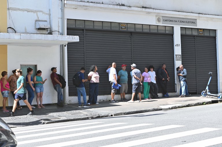 Eleitores aguardam abertura da 1ª Zona Eleitoral, na Bela Vista, nesta segunda (6) Eleitores aguardam abertura da 1ª Zona Eleitoral, na Bela Vista, nesta segunda (6)