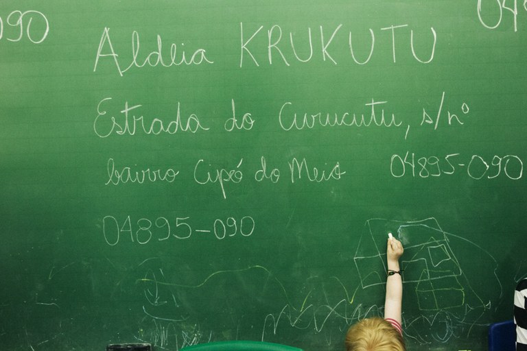 Aluna da comunidade Krukutu acompanha seus pais durante atendimento eleitoral Escola da Terra Indígena Krukutu, durante atendimento eleitoral