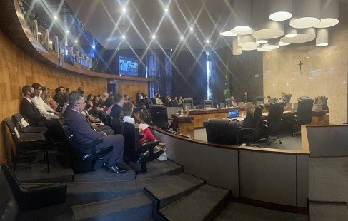 Estudantes de direito da Estácio visitam o TRE-SP Universitárias e universitários conheceram o funcionamento da Justiça Eleitoral e acompanharam u...