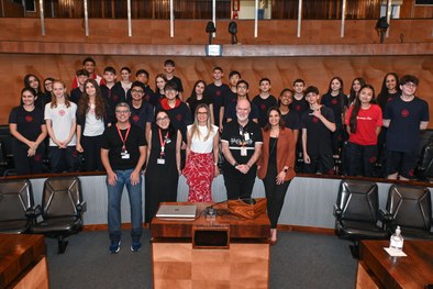 Estudantes do Mackenzie são recebidos no plenário do TRE-SP pela juíza assessora da Presidência,...
