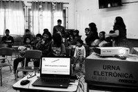 Mostra fotográfica retrata visitas do Programa de Inclusão Político-Eleitoral do TRE-SP a aldeia...
