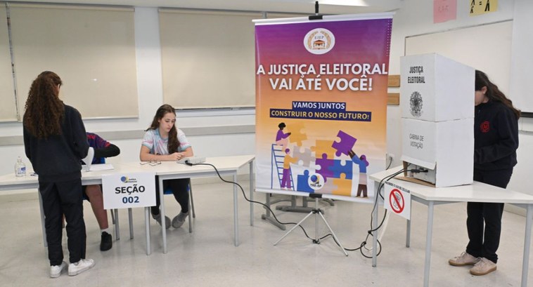 Foto ajustada TRE-SP apoia eleições de grêmio estudantil e treina alunos como mesários Mais de 700 estudantes do Colégio Presbiteriano Mackenzie usaram urnas eletrônicas cedidas pelo ...