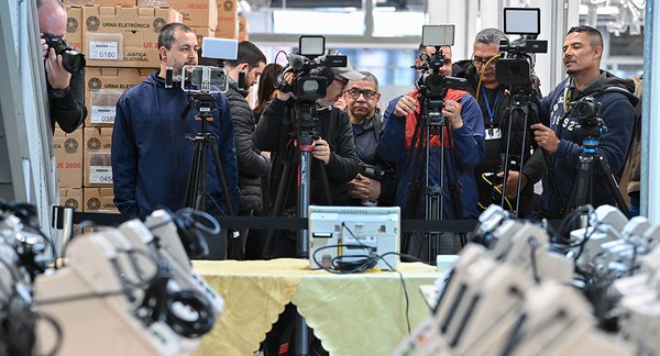 Imprensa acompanhou o procedimento na 1ª Zona Eleitoral, na capital