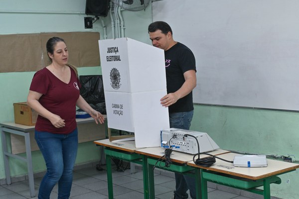 Integrantes do apoio logístico montam a seção eleitoral