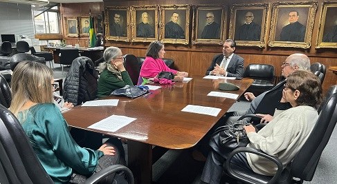 Integrantes do Movimento de Combate à Corrupção Eleitoral fazem visita ao TRE-SP Representantes da entidade se reuniram com o desembargador Silmar Fernandes; movimento atua para...