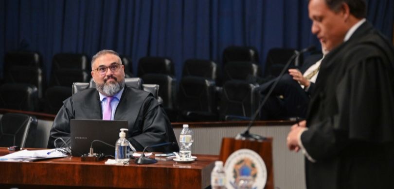 Juiz Diogo Rais é homenageado ao se despedir da Corte Eleitoral paulista