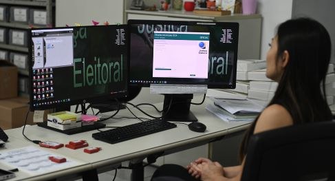 O promotor eleitoral Fabiano Petean em entrevista a jornalistas