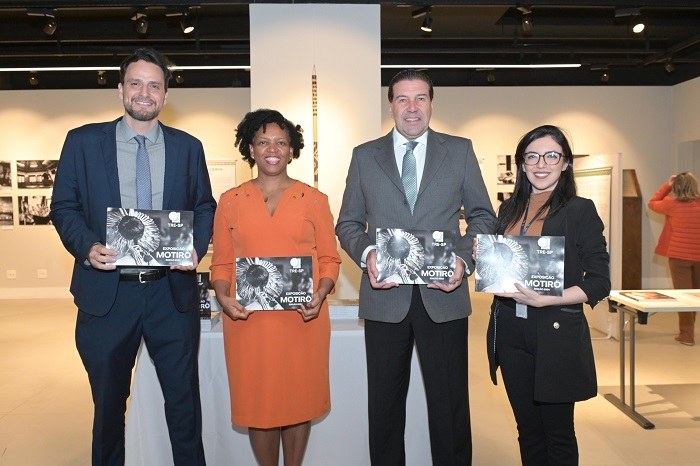Livro-catálogo da exposição Motirô é lançado em cerimônia no TRE-SP Obra reúne as fotos da mostra, informações sobre o Programa de Inclusão Político-Eleitoral e as ...