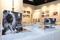 Obra reúne as fotos da mostra, informações sobre o Programa de Inclusão Político-Eleitoral e as ...