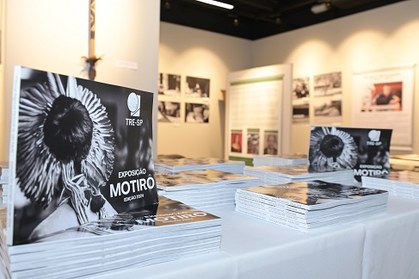 Obra reúne as fotos da mostra, informações sobre o Programa de Inclusão Político-Eleitoral e as ...