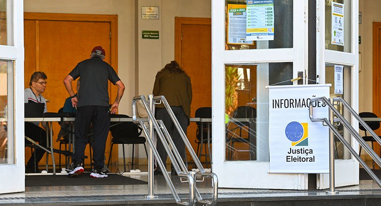 Fotografia em local de votação com mesas de atendimento ao fundo e rampas de acessibilidade com ...
