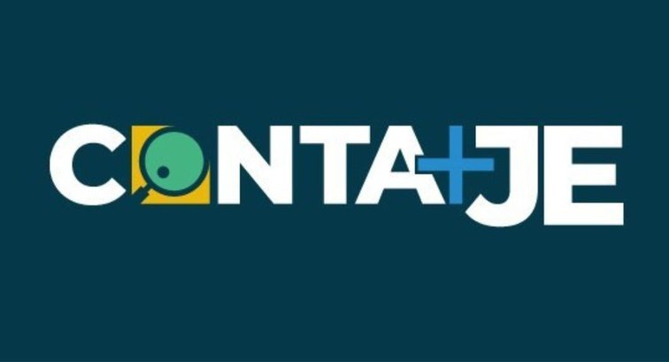 Logotipo "CONTA+JE" em letras brancas sobre fundo azul-escuro. A letra "O" é formada por uma lup...