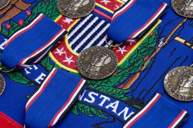 O comandante-geral da PM, coronel José Augusto Coutinho, entrega a medalha ao des. Silmar Fernandes