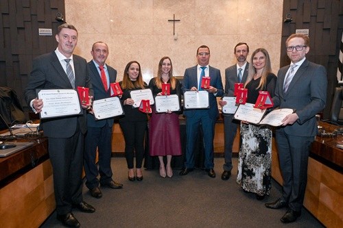Medalha Ministro Mário Guimarães é concedida a oito pessoas em sessão solene no TRE-SP Distinção criada pelo Tribunal homenageia pessoas que prestaram serviços relevantes à Justiça El...