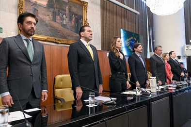 A vereadora Zoe Martínez, autora da homenagem, e o desembargador Silmar Fernandes