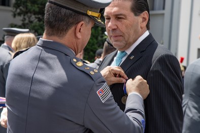 O comandante-geral da PM, coronel José Augusto Coutinho, entrega a medalha ao des. Silmar Fernandes