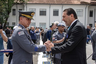 O comandante-geral da PM, coronel José Augusto Coutinho, entrega a medalha ao des. Silmar Fernandes