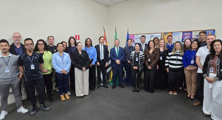 Foto colorida, em plano inteiro e horizontal, mostrando a equipe da Corregedoria durante visita ...