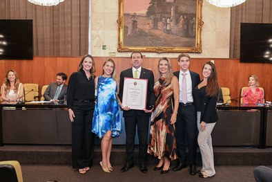 A vereadora Zoe Martínez, autora da homenagem, e o desembargador Silmar Fernandes
