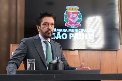 A vereadora Zoe Martínez, autora da homenagem, e o desembargador Silmar Fernandes