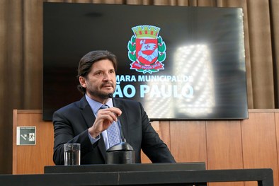 A vereadora Zoe Martínez, autora da homenagem, e o desembargador Silmar Fernandes