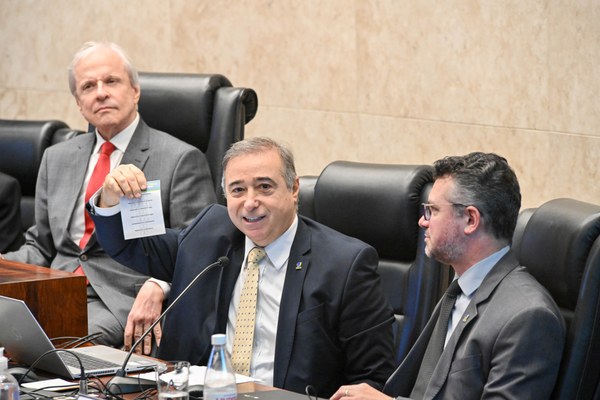 O presidente do TRE-SP, des. Encinas Manfré; o corregedor regional eleitoral, des. Roberto Maia, mostrando a colinha; e o diretor-geral do Tribunal, André Pavim