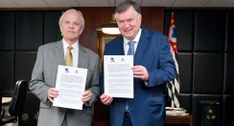 O presidente do TRE-SP, desembargador Encinas Manfré, e o secretário estadual dos Direitos da Pe...