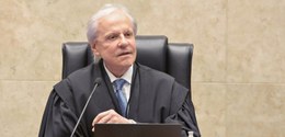O presidente do TRE-SP, desembargador Encinas Manfré, no Plenário da Corte