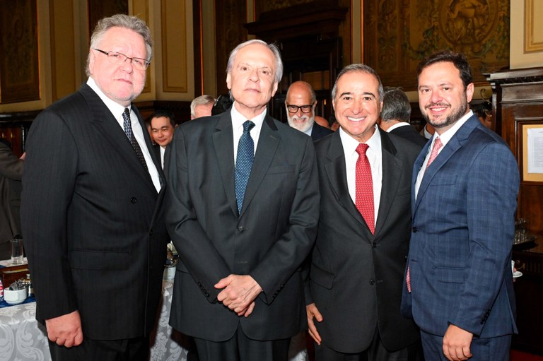 Os desembargadores Encinas Manfré e Roberto Maia (centro) na cerimônia no TJSP