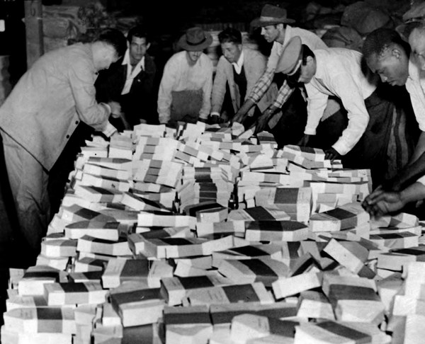 Pacotes de cédulas de votação oficiais no armazém do TRE-SP, na Vila Leopoldina Crédito TRE-SP-Arquivo Público do Estado de São Paulo