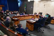 Servidores do TRE-SP assistem ao debate entre sete participantes no Plenário da corte