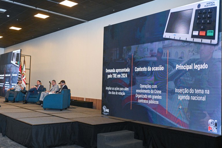 Palestra sobre riscos à ordem democrática