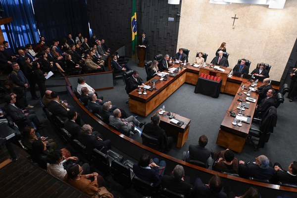 Plenário do TRE-SP durante a entrega da medalha