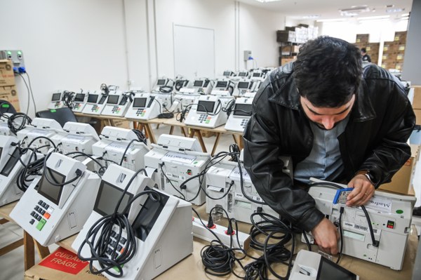Preparação das urnas eletrônicas no Polo Sudoeste que reúne o eleitorado das 5ª Zona Eleitoral (Jardim Paulista), 251ª ZE (Pinheiros), 258ª ZE (Indianópolis), 346ª ZE (Morumbi) e 374ª ZE (Rio Pequeno)