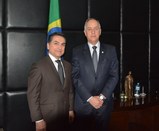 O dirigente do Conselho Regional de Contabilidade, Gildo Freire de Araújo e o presidente do TRE-...