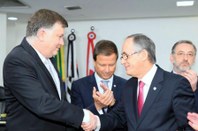 O presidente do TRE-SP, des. Mário Devienne Ferraz, presidente do TRE-SP, cumprimenta Marcos da ...