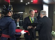 O des .Mário Devienne Ferraz, presidente do TRE-SP e do COPTREL, recebe das mãos do des. Romero ...