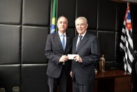 Na foto, ministro Sydney Sanches (à direita) recebe seu novo título eleitoral das mãos do presid...