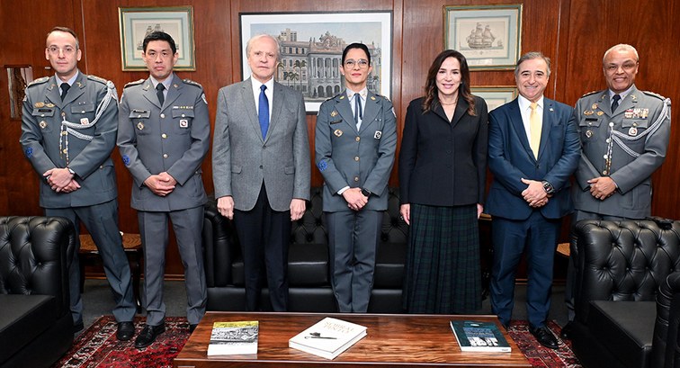 Foto horizontal mostrando um grupo de sete pessoas em pé, lado a lado, posando para uma foto ofi...