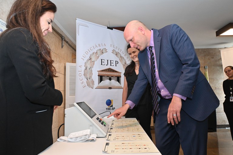 Professor Joshua Douglas usa urna eletrônica no modo treinamento Professor Joshua Douglas conhece urna eletrônica