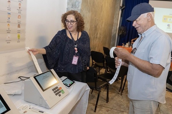Frequentadores de centro municipal de convivência para pessoas com mais de 60 anos receberam o p...